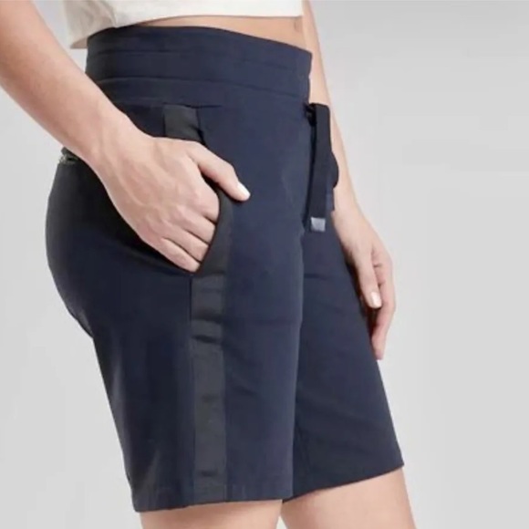 New Athleta Navy Blue Metro Downtown 7’ Shorts Women’s M - Picture 2 of 9